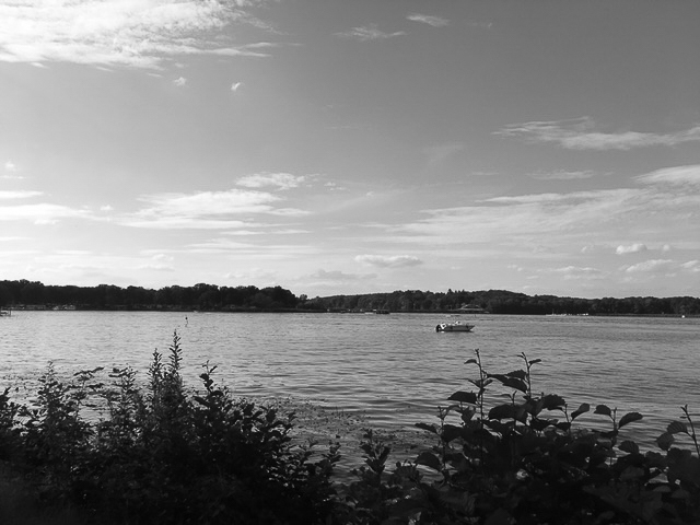 Blick aus dem Schlosspark über den Templiner See zum gegenüberliegenden Ufer, Schwarz-Weiß-Foto